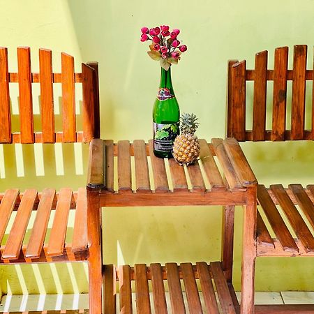 Kurnia Family Homestay & Restaurant! Huu ภายนอก รูปภาพ