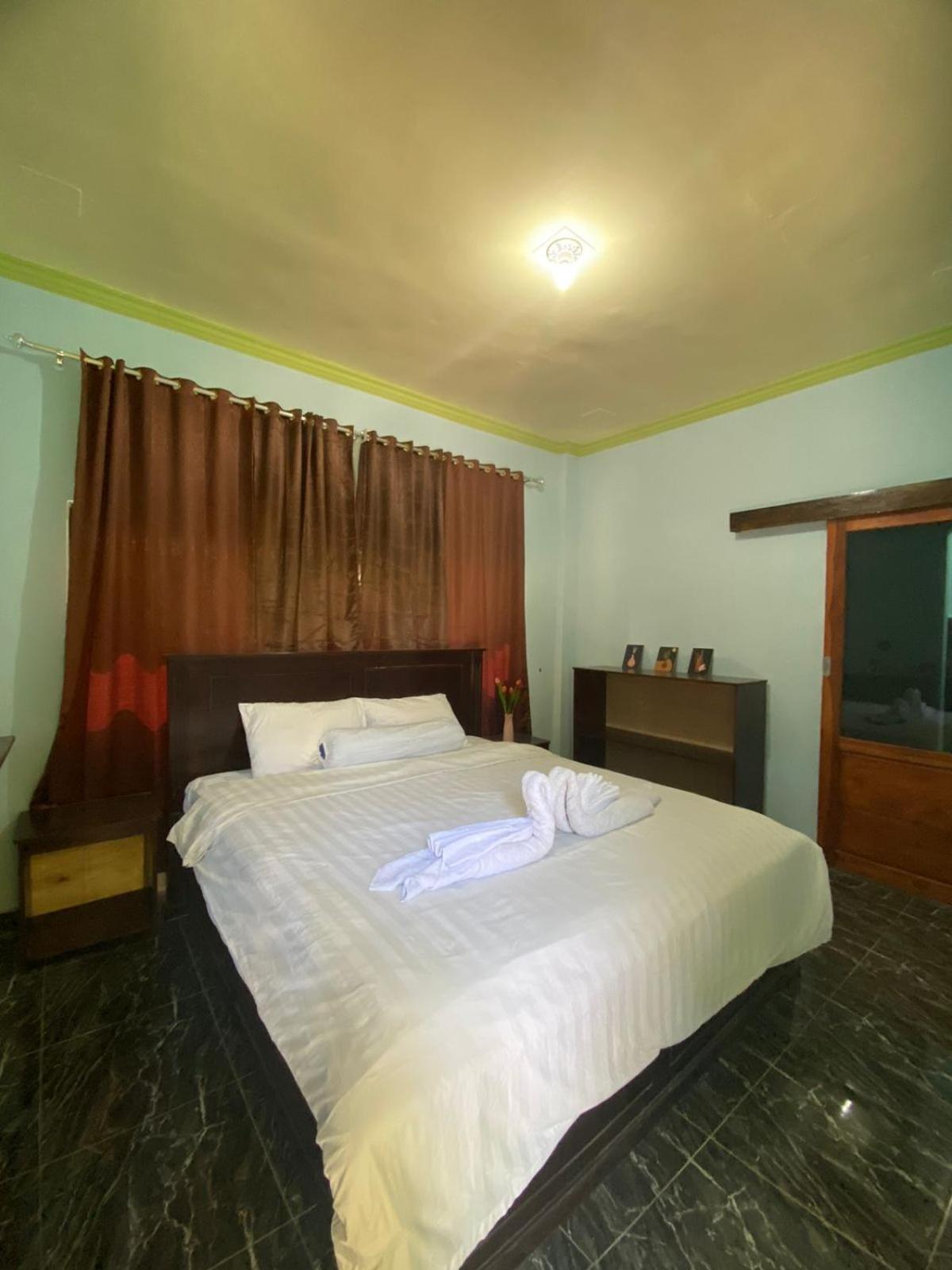 Kurnia Family Homestay & Restaurant! Huu ภายนอก รูปภาพ