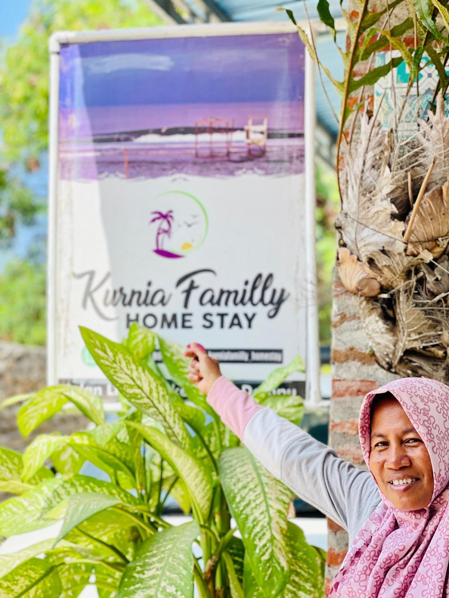 Kurnia Family Homestay & Restaurant! Huu ภายนอก รูปภาพ