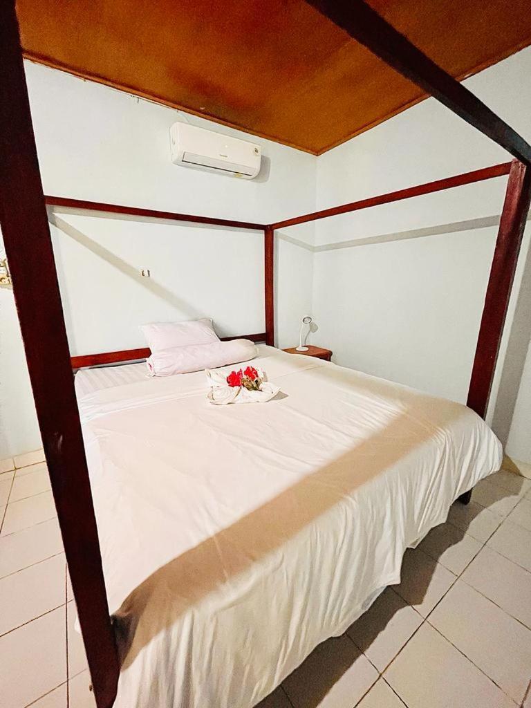 Kurnia Family Homestay & Restaurant! Huu ภายนอก รูปภาพ